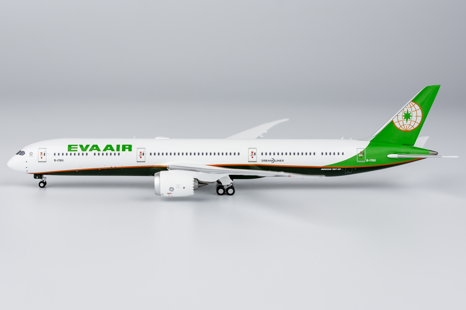 ScaleModelStore.com :: NG Models 1:400 - 56020 - EVA Air Boeing 787-10