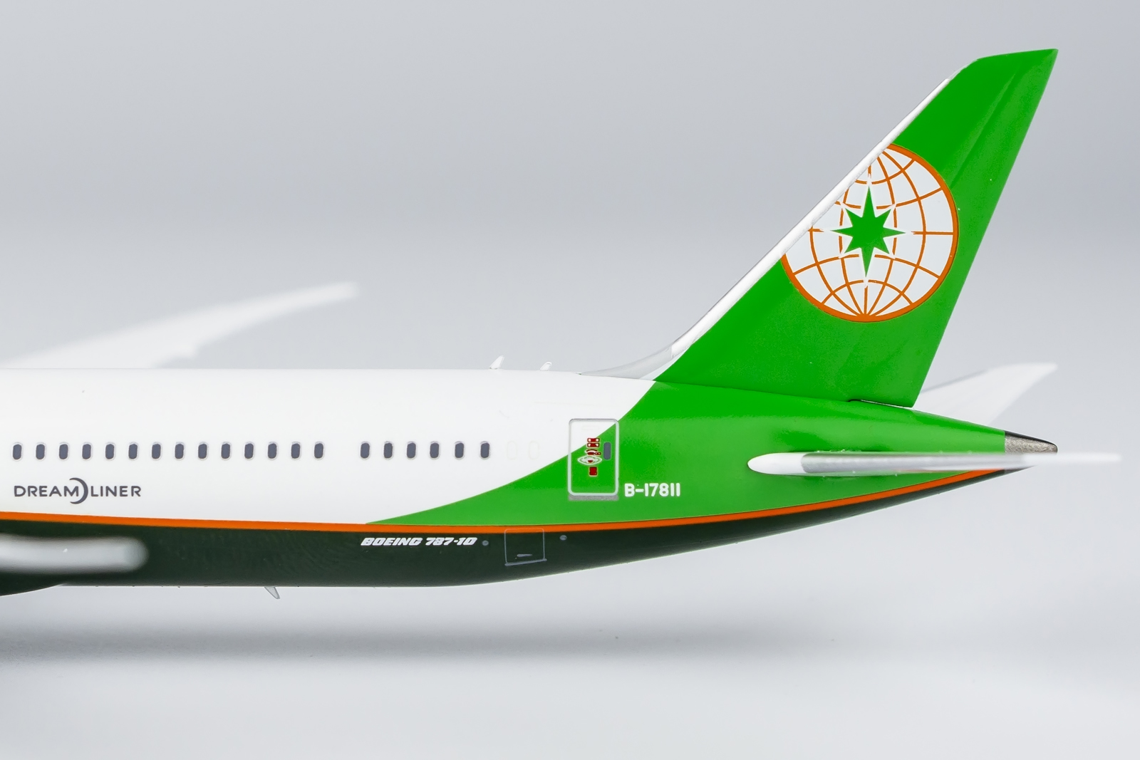 ScaleModelStore.com :: NG Models 1:400 - 56020 - EVA Air Boeing 787-10