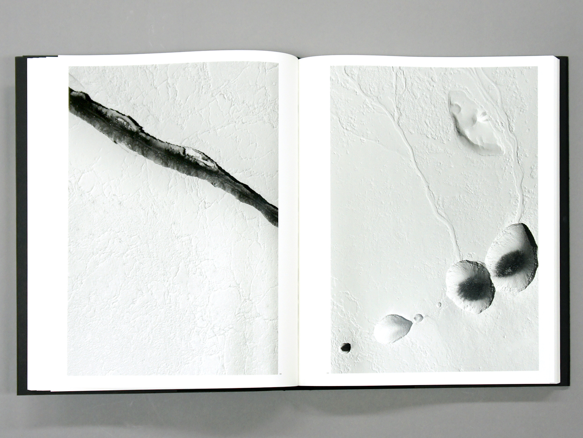 MARS 火星 ―未知なる地表 惑星探査機MROが明かす、生命の起源｜青幻舎