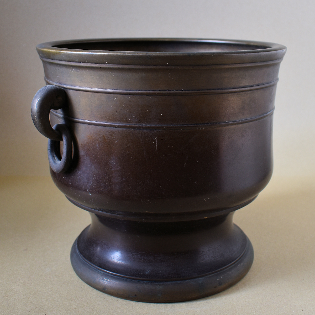 火鉢と炭道具の販売 骨董 斎明堂 / 勾玉持手唐金宣徳火鉢（弐）