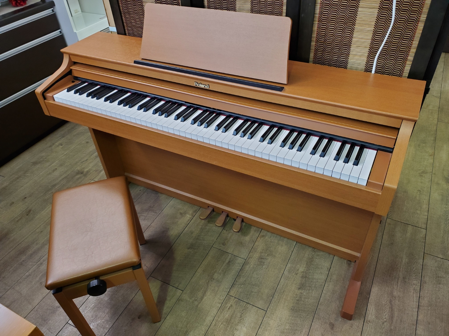 ☆Roland ローランド 電子ピアノ 椅子付 88鍵盤 ライトチェリー調