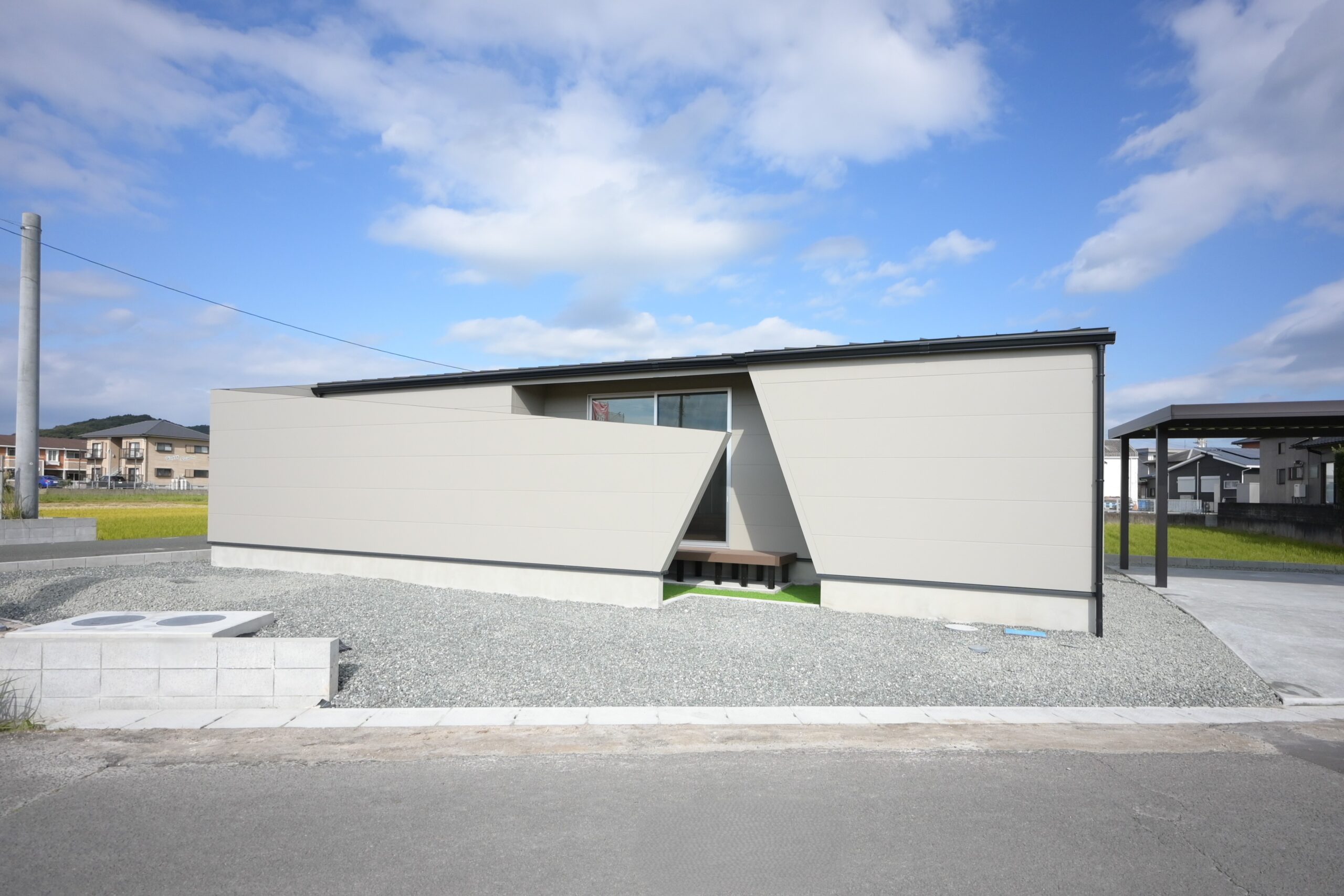 斜め壁が目を惹く中庭のある平屋 － 薩摩川内市宮内町 － | 住宅