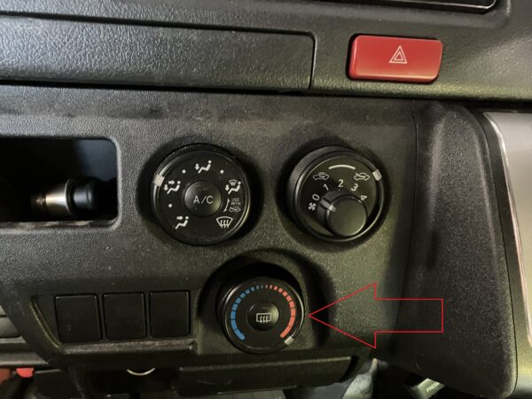 トヨタ ハイエース エアミックスコントロールケーブル交換 | さくら