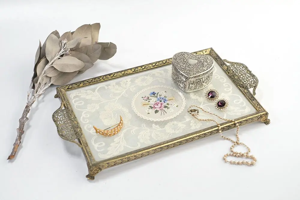 ヴィンテージ プチポワン ドレッシングトレイ ガラスの中に収められた