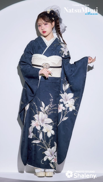 MINAMIちゃん着用“NatsuMimi”の振袖-紺|ハタチ記念の新作振袖ご紹介 NAT-