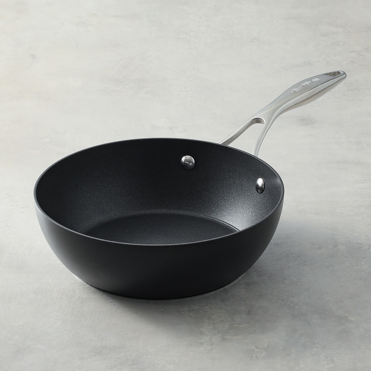 マイヤー 深型が 毎日の多彩な調理に大活躍 食材がするりと滑る 感動