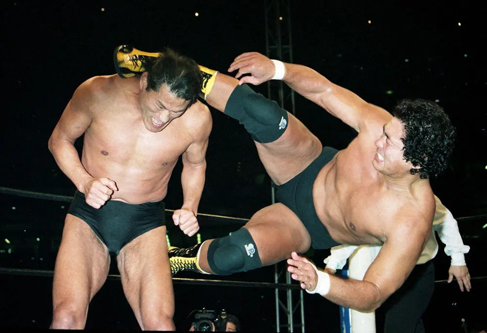 94年、天龍源一郎の延髄蹴りに耐えるアントニオ猪木さん（左