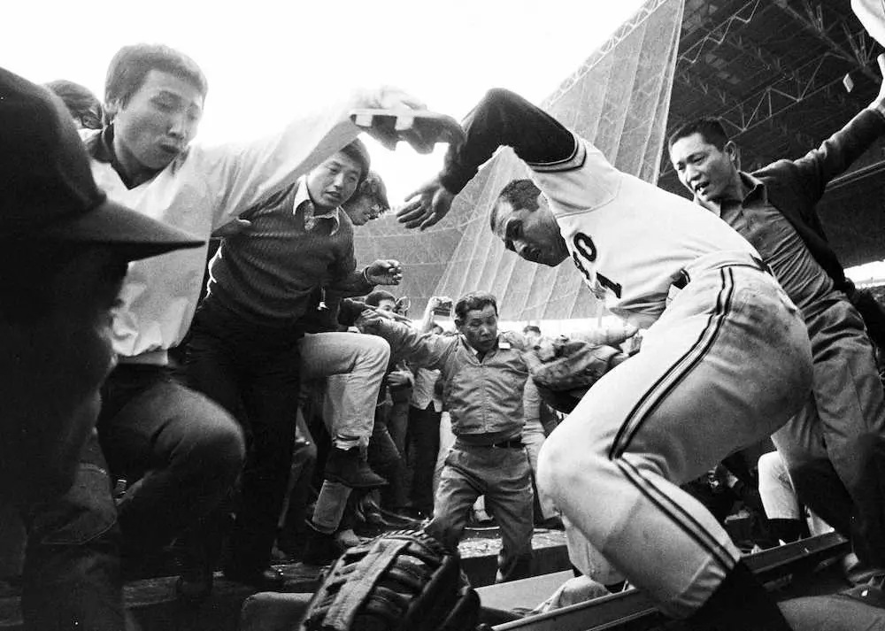 祝2000試合！伝統の一戦お宝写真＞優勝を決めた巨人に怒りの阪神ファン