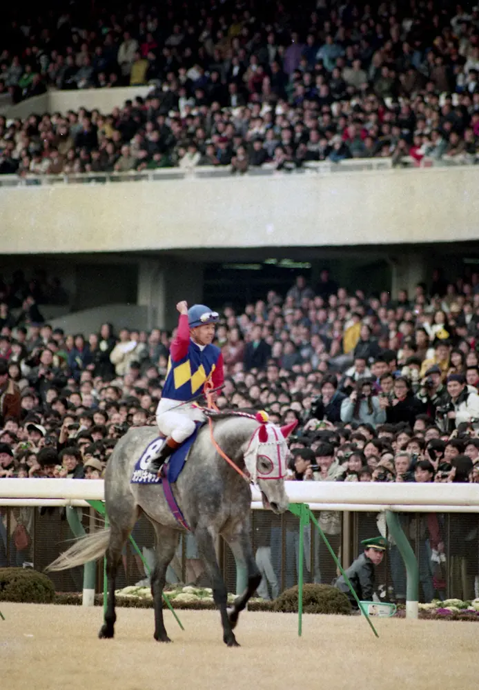 引退式で武豊騎手を背に最後の雄姿を見せるオグリキャップ（1991年