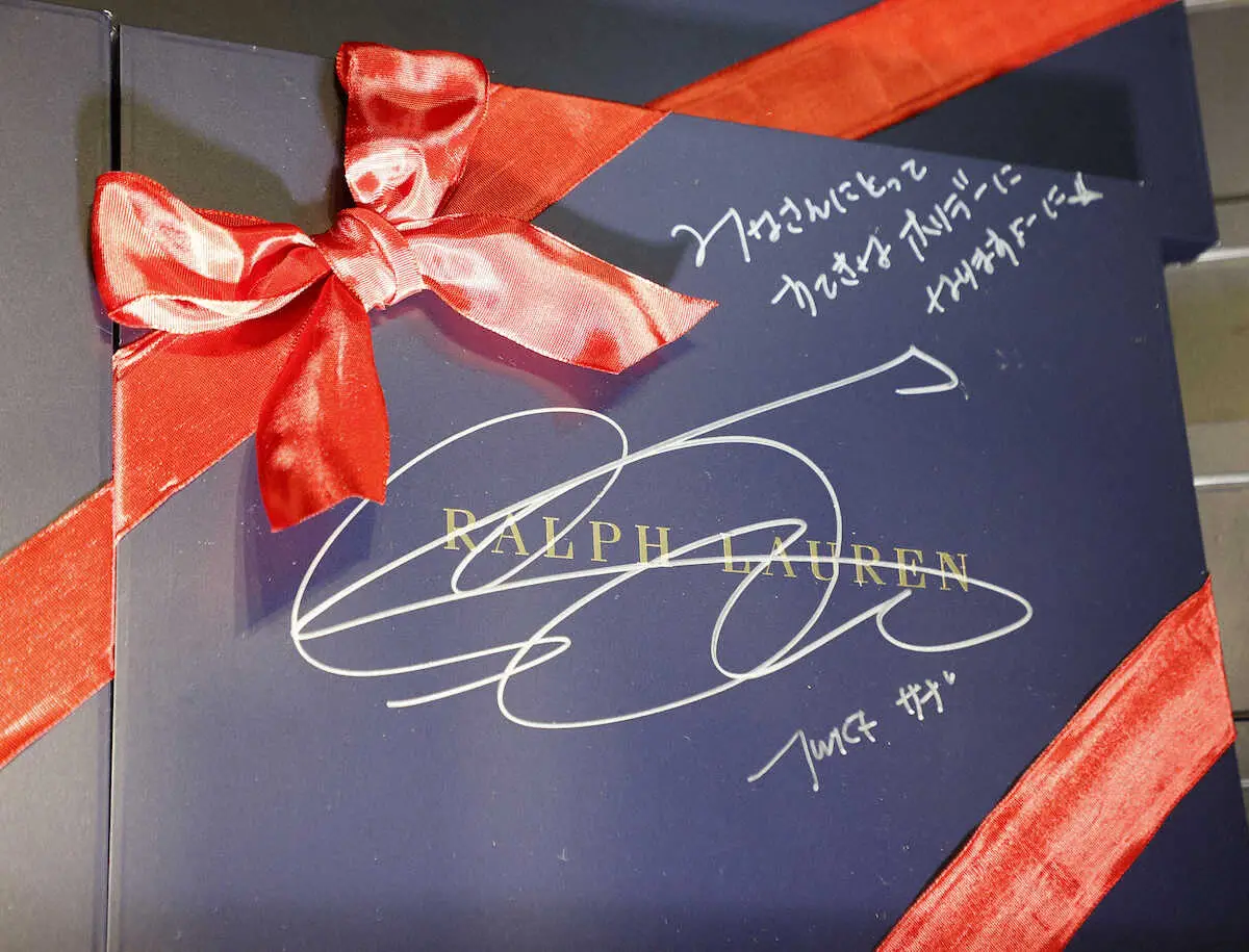 TWICEのSANAがツリーに書いたサイン（撮影・五島 佑一郎） - スポニチ