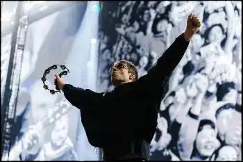 記事全文】「オアシス」16年ぶり来日公演 ノエル、リアムのハグに5万人