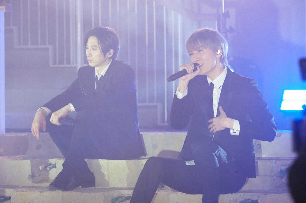 座って歌うw―inds.の橘慶太（右）。左は千葉涼平 - スポニチ Sponichi
