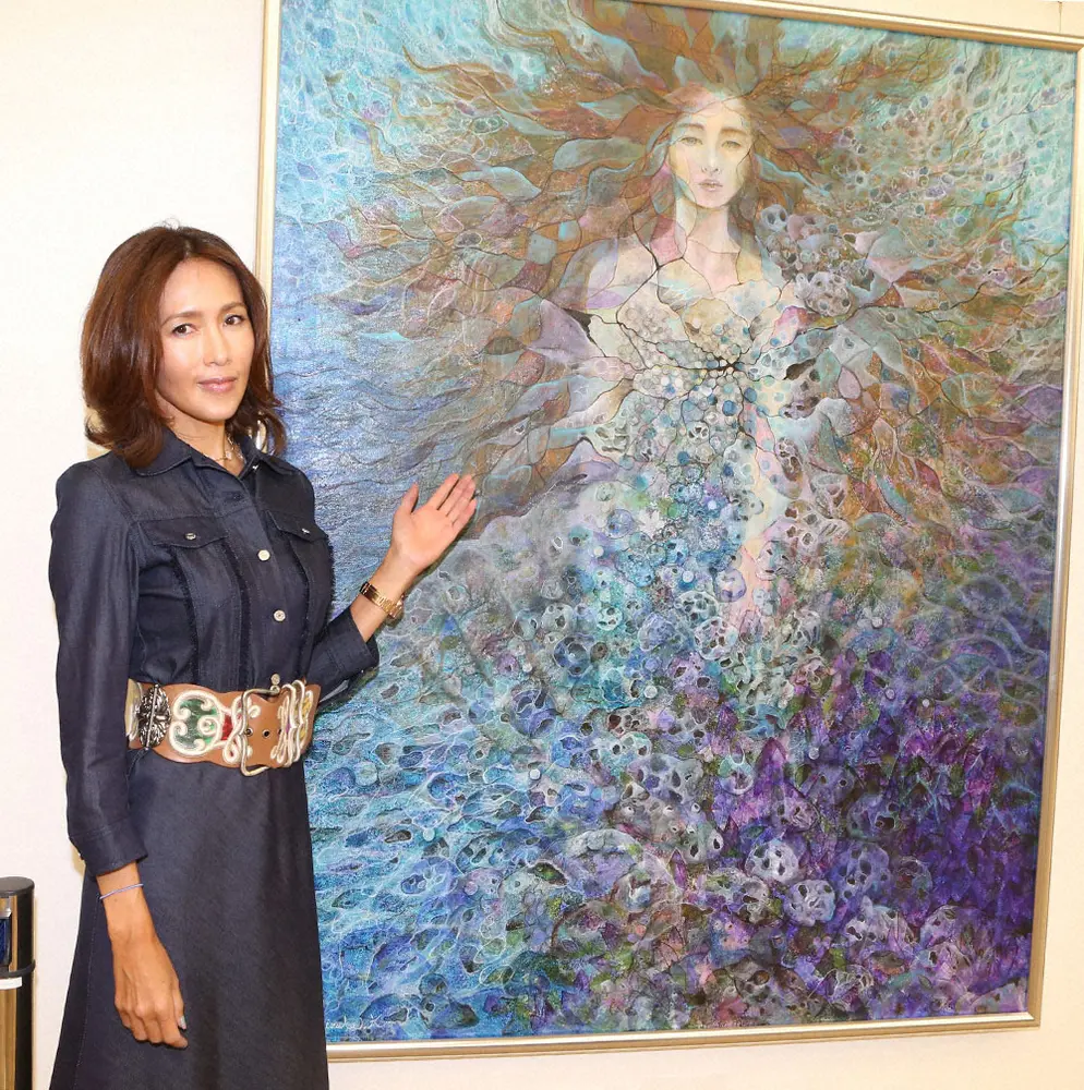 15年、第100回二科展で「硝子の心」と題した油絵の前で微笑む、画家