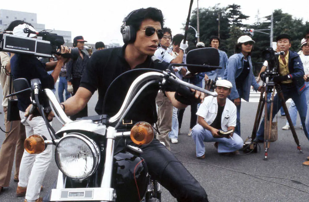 第1話の撮影でハーレーにまたがる舘ひろし - スポニチ Sponichi Annex 芸能