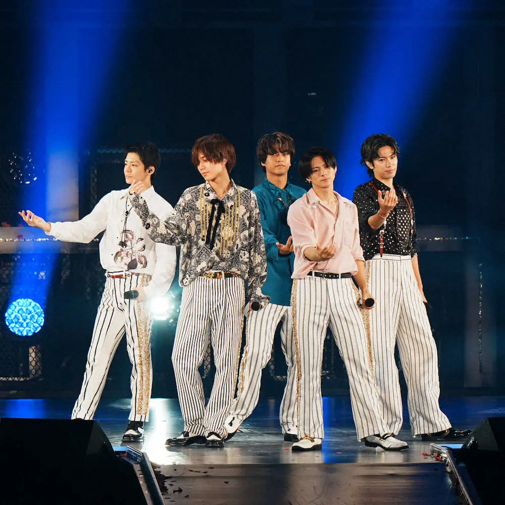 パフォーマンスする（左から）岸優太、永瀬廉、高橋海人、平野紫耀