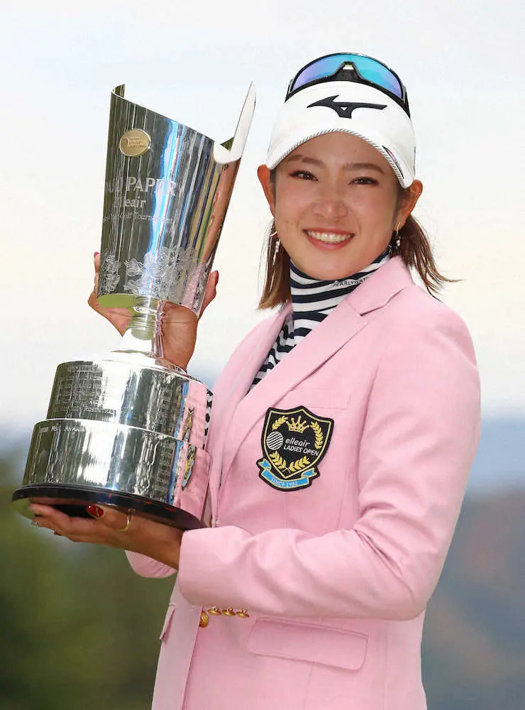 エリエールレディース最終日＞優勝カップを手に笑顔の原英莉花（撮影