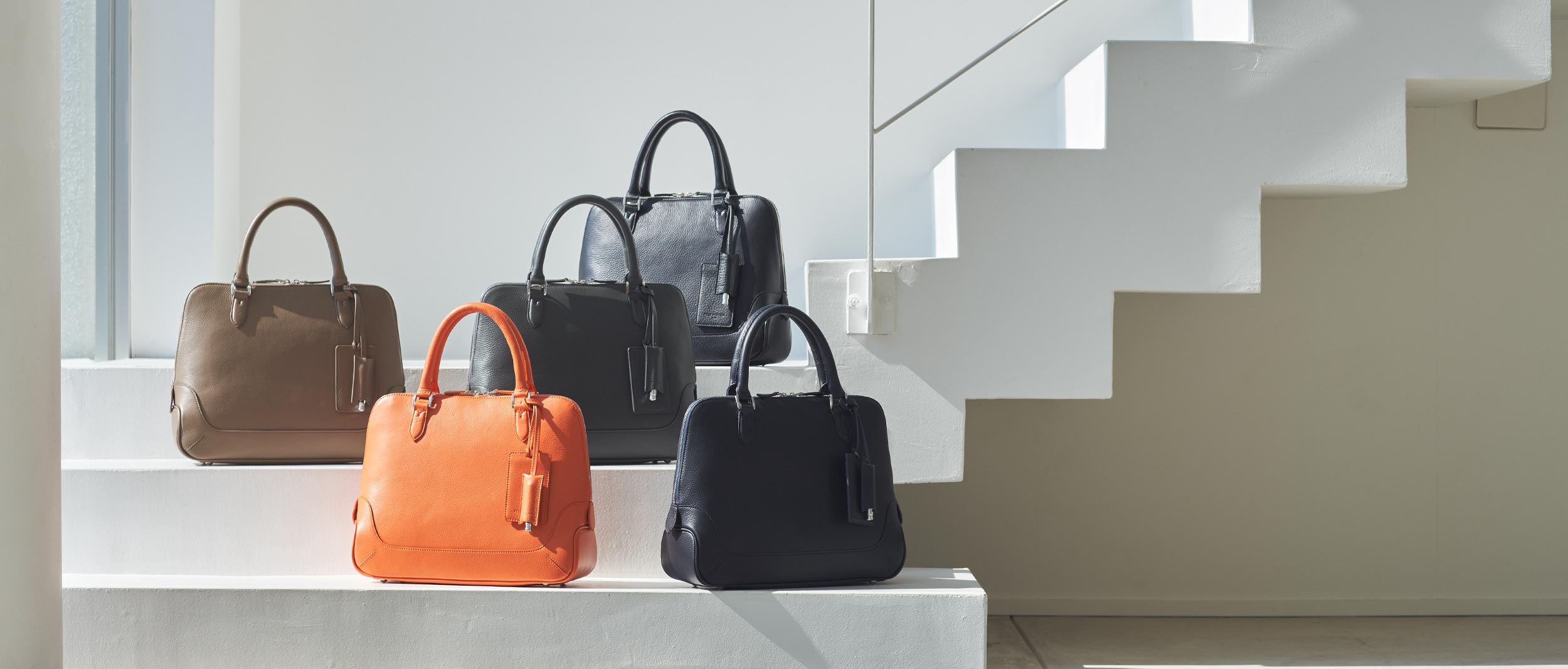 丸みあるフォルムが美しいブガッティバッグ