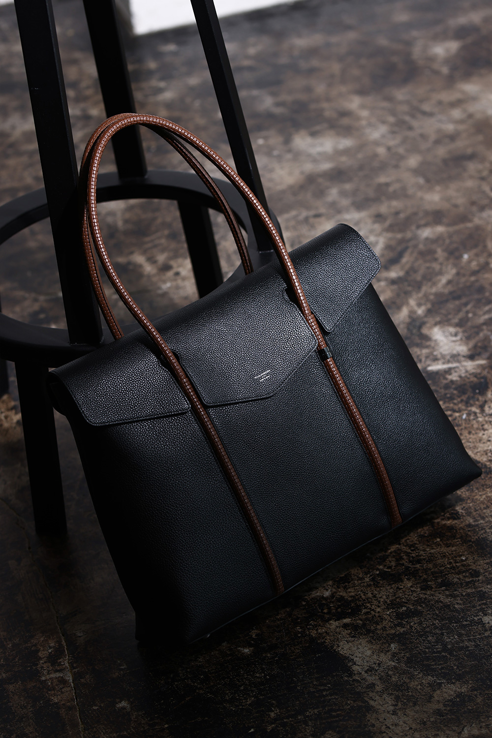 限定カラーのフラップトートバッグが発売開始