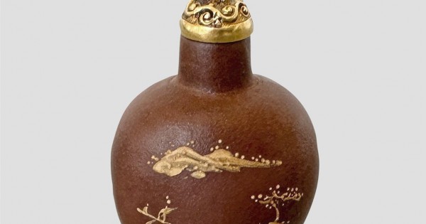 清十八世纪紫砂堆泥山水人物鼻烟壶