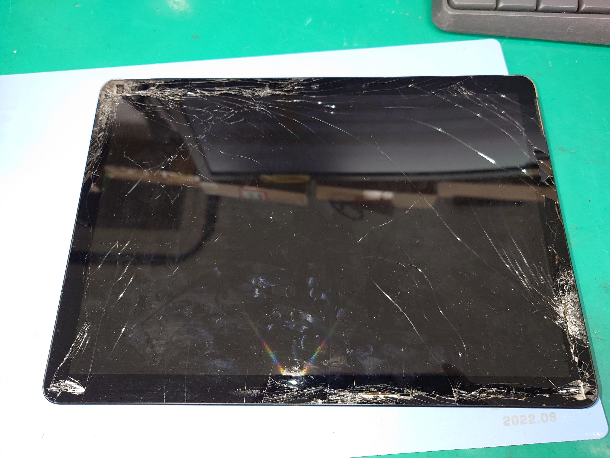Microsoft Surface Go 3】液晶画面が割れてしまった症状の交換修理事例