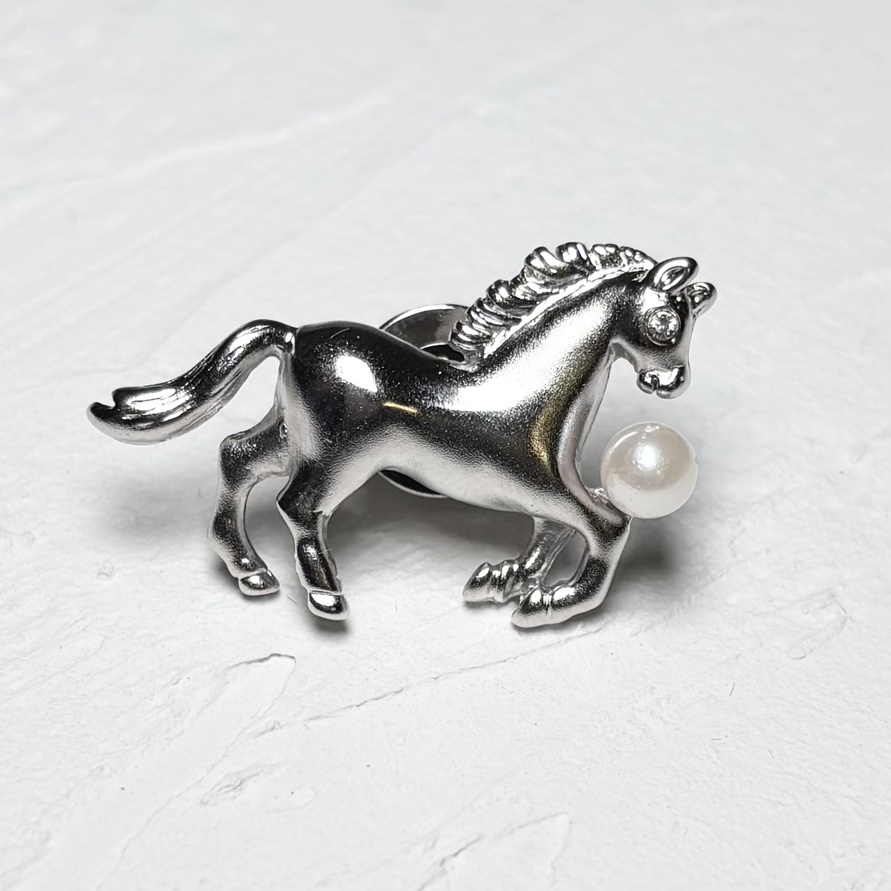 アコヤ真珠 ピンブローチ 馬モチーフ 4.5-5mm ホワイト ラウンド ブラス