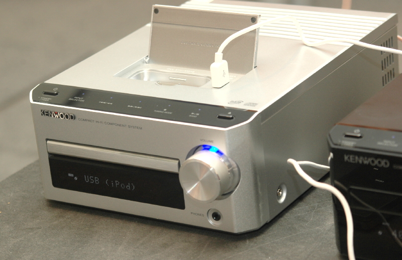 画像9 - ケンウッド、デジタル伝送対応のiPodドック搭載コンポ“Kseries