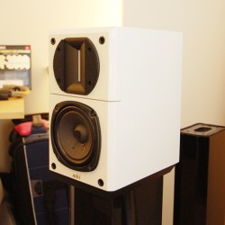 サエク、mhiのブックシェルフスピーカー“Evidence”「MM01A」にホワイト