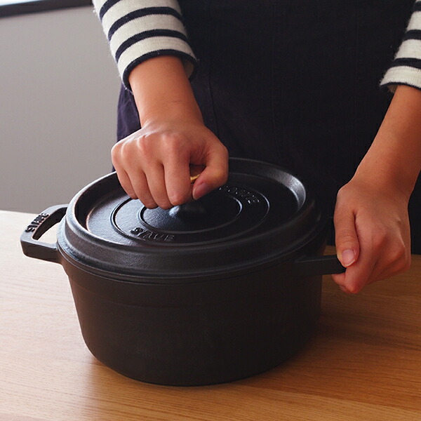 ストウブ ピコココット ラウンド 22cm ブラック / staub | 食器と料理