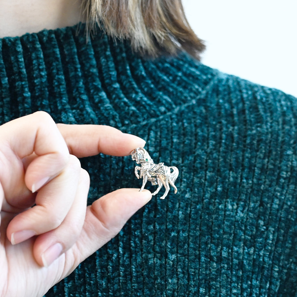 SV エメラルド クイーンズポニー ピンブローチ – 碌山ショップ