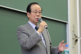 福田 康夫 元内閣総理大臣が講演 | 麗澤大学