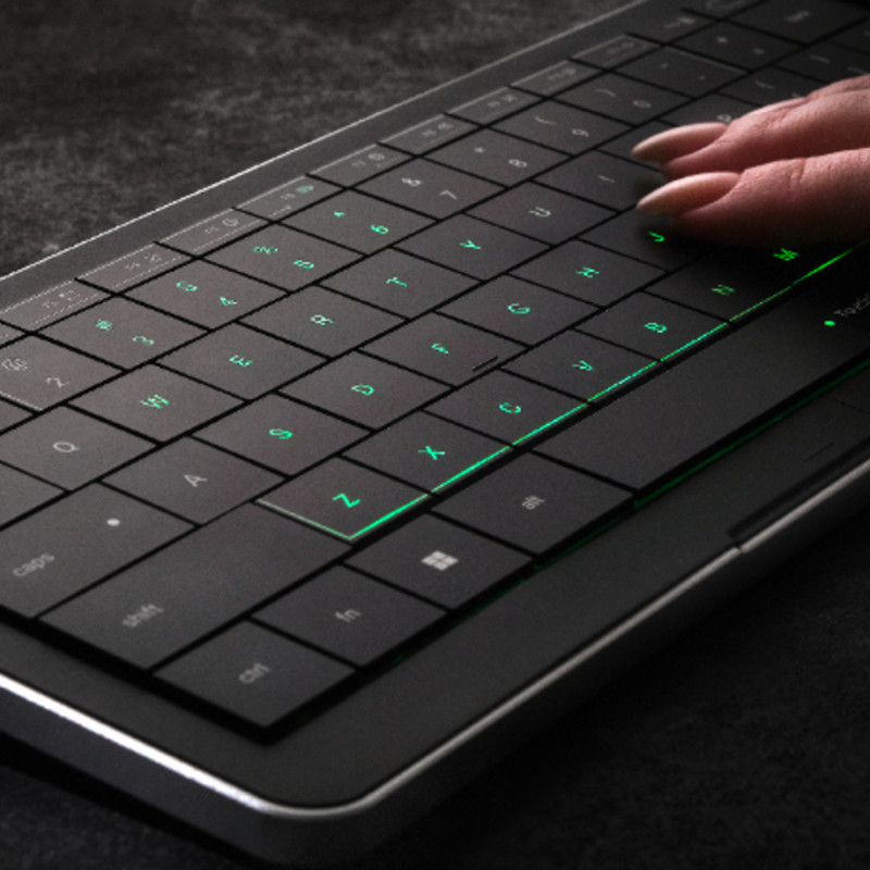 CLVX 1｜キーボード、タッチパッドとコントローラーを集結したデバイス