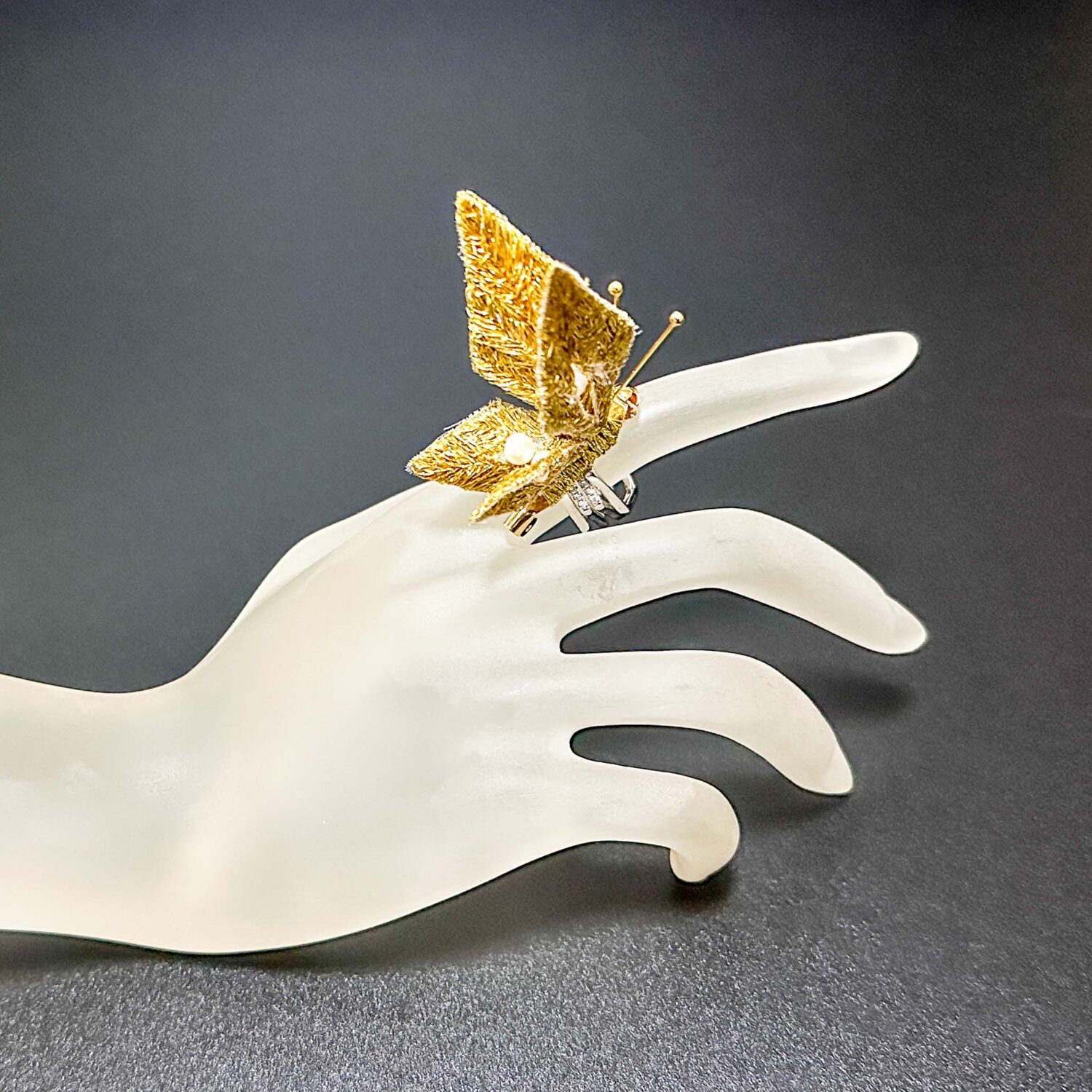 ダイヤ入り プラチナ蝶のアートジュエリー - 立体刺繡Sayoko