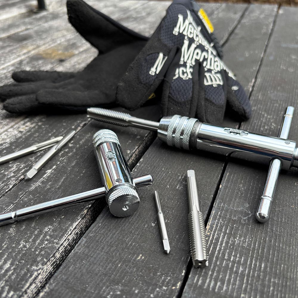 廃番だけど､､､なめたネジ穴の修正と清掃に、日本＆ドイツ製のSIGNET