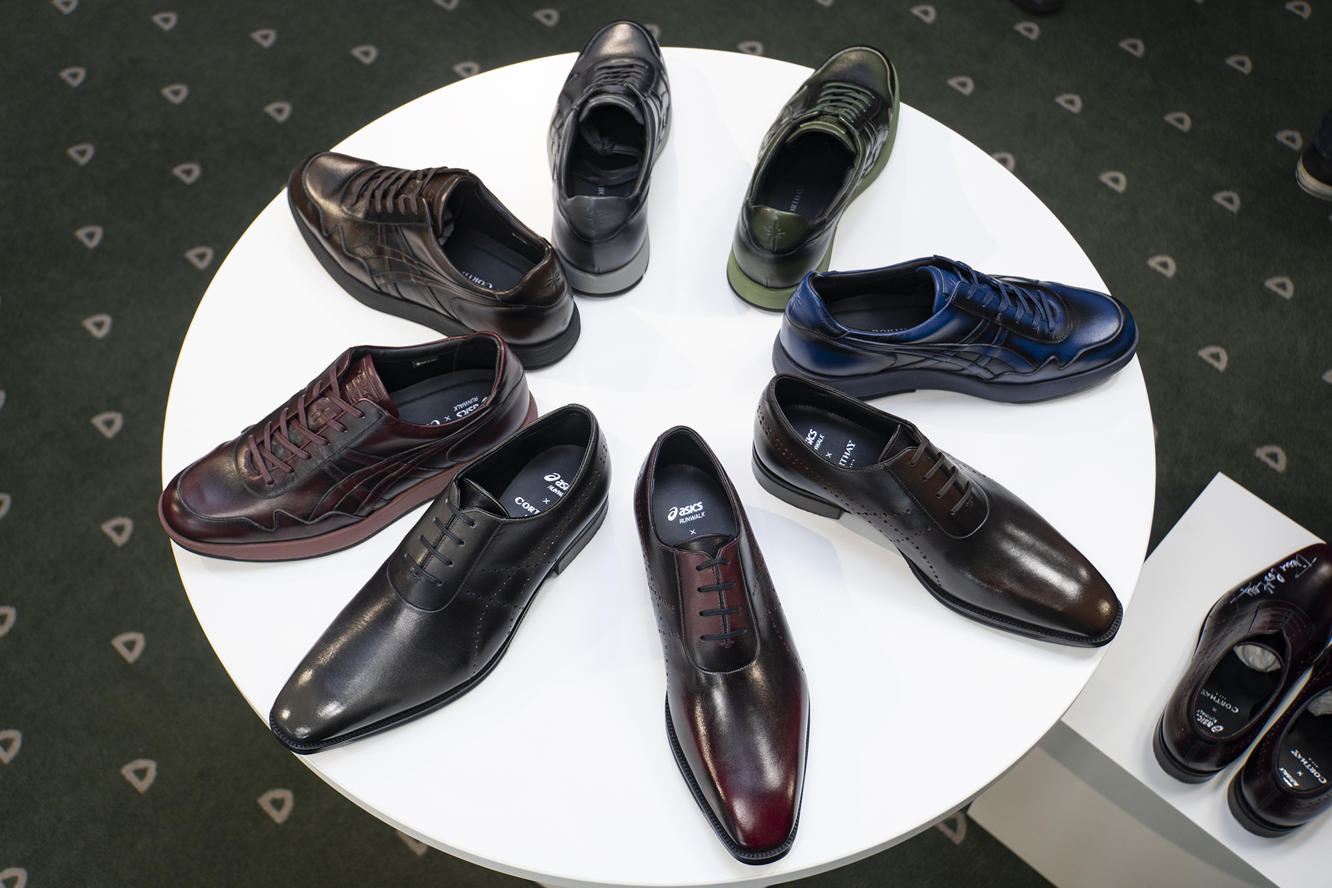 アシックスの技術と仏コルテの伝統が融合したレザーシューズ 濃淡