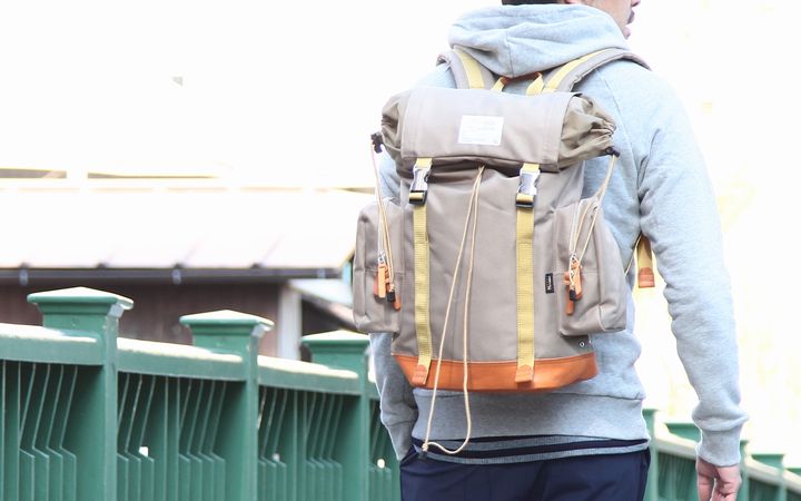 良い意味でsuoloの既成概念を打ち砕く、“ナイロン×レザー”バッグの新