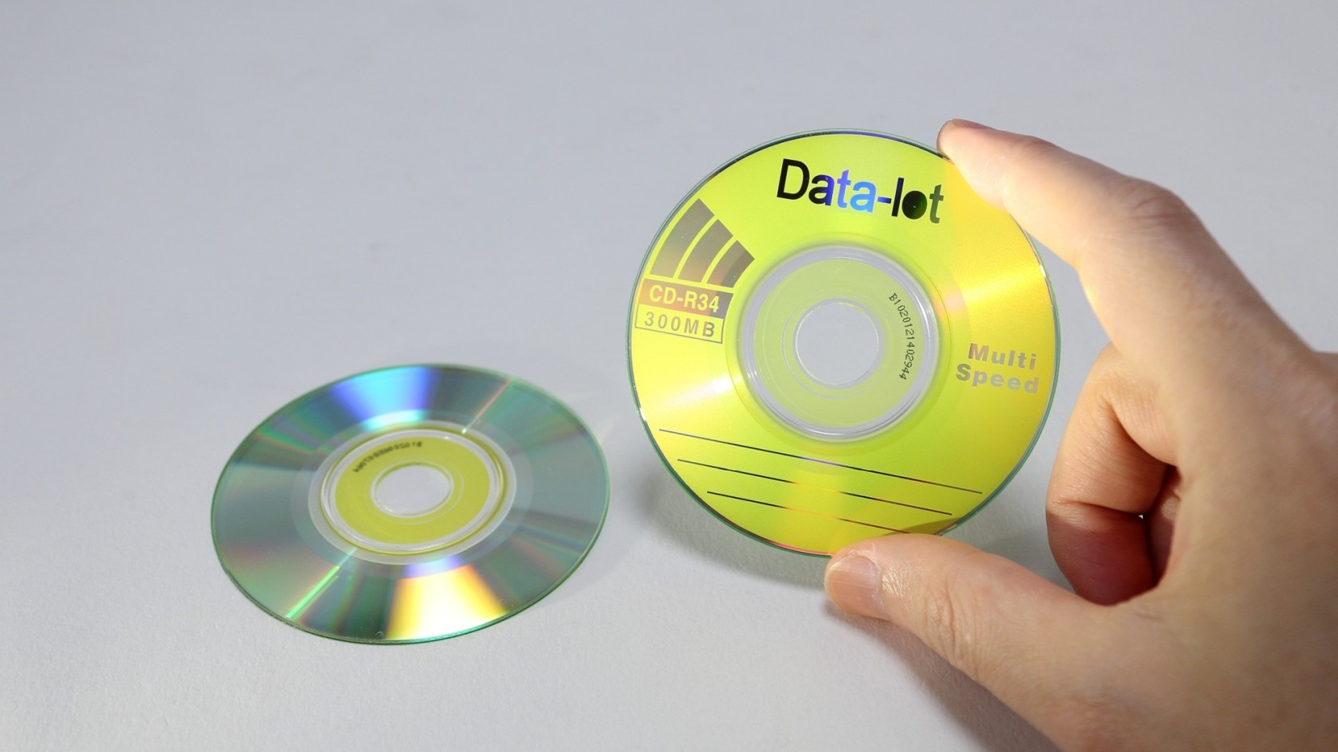 標準の約1.6倍、容量300MBの特殊な「高密度8センチCD-R」（容量300MB