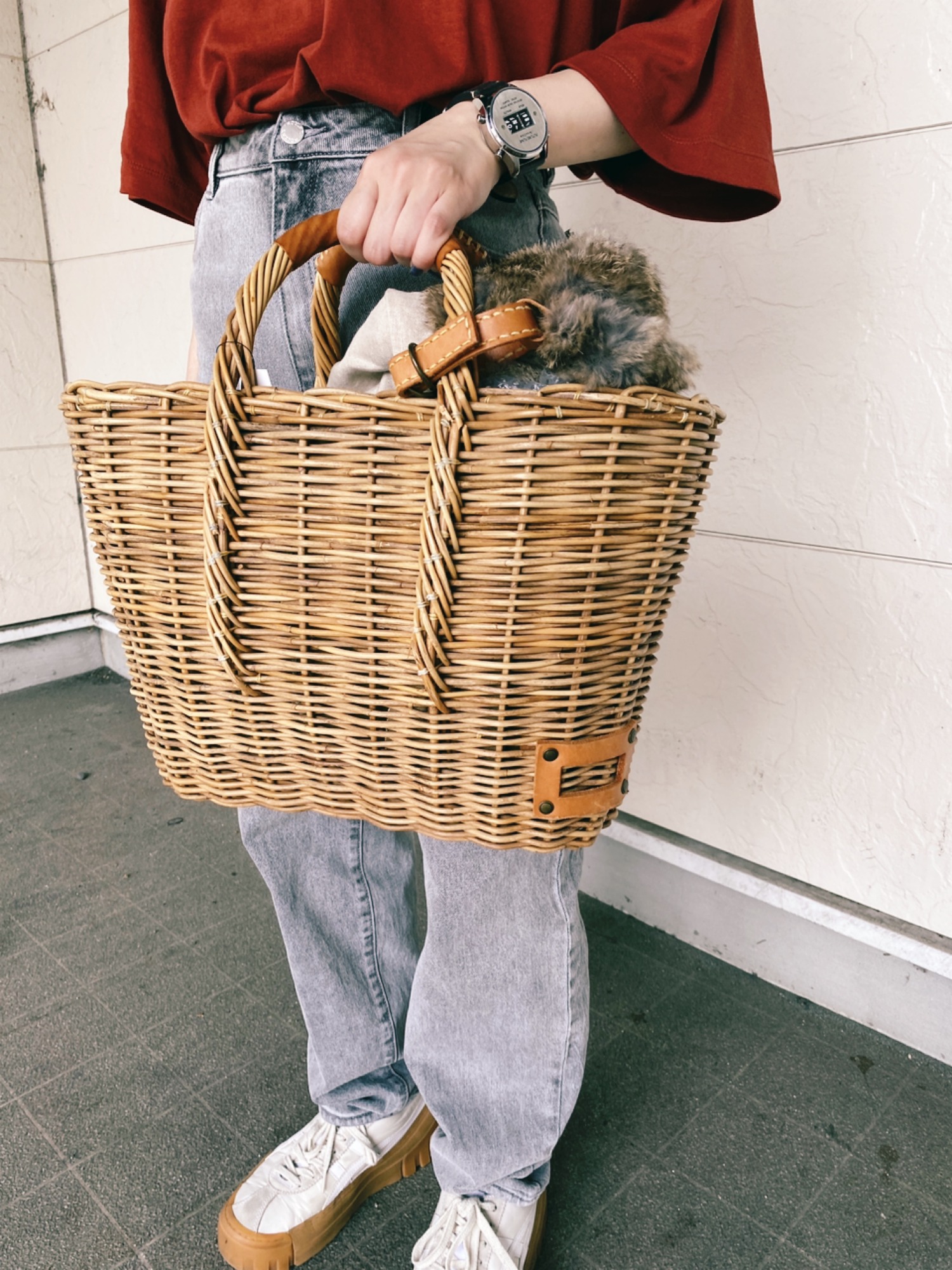 人気ブランド【ebagos / エバゴス】より定番のファー被せ籐編みトート