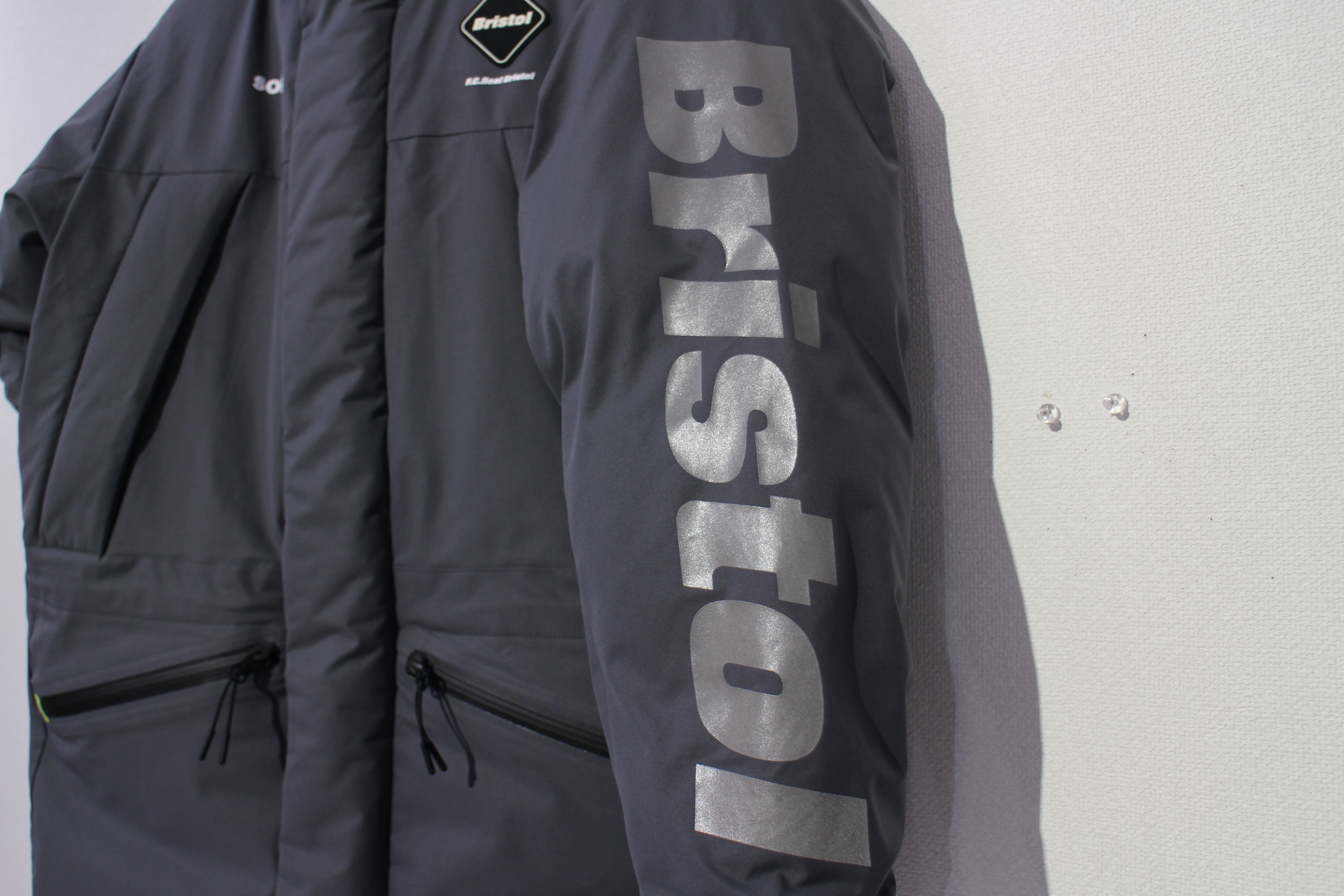 F.C.R.B.(エフシーレアルブリストル)の18AWダウンベンチコートが入荷