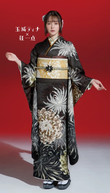 玉城ティナ × 紅一点の振袖-黒|成人記念の新作振袖ご紹介