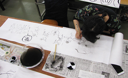 名物授業】授業科目「鑑賞のための造形演習」／「水墨画3」（第8回）の