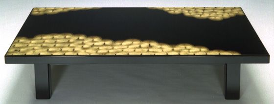 輪島塗 座卓・寿松沈金は、のみで彫った美しい線が、幾重にも重なり松