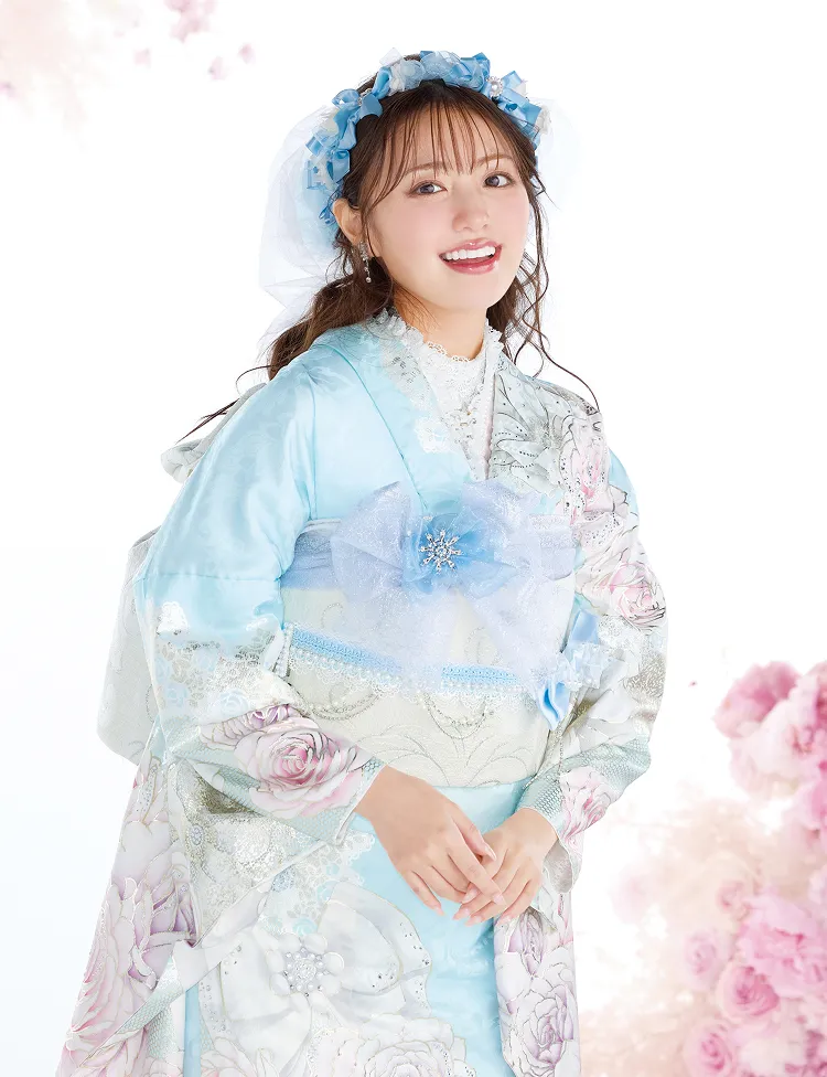 水色の振袖｜成⼈式の振袖レンタルならTAKAZEN、世界⼀かわいいハタチ