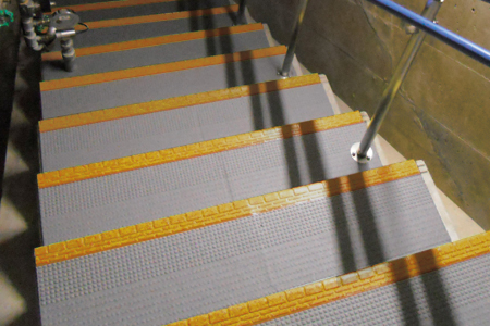 タキステップ3K黄色段鼻 | 製品情報 | タキロンマテックス株式会社 [床