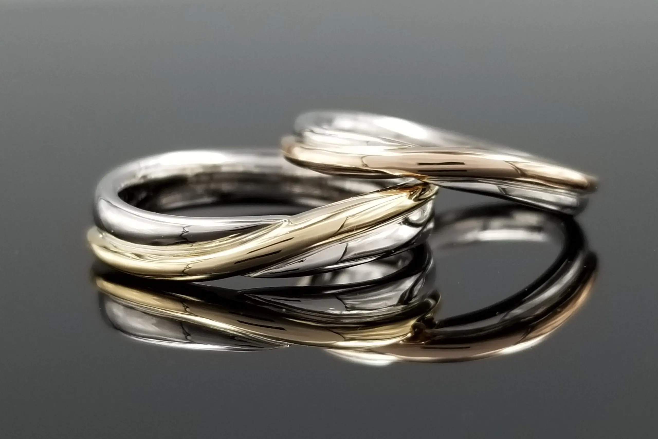 鍛造製法ならではの艶のある鏡面が映えるデザインに。 | 結婚・婚約