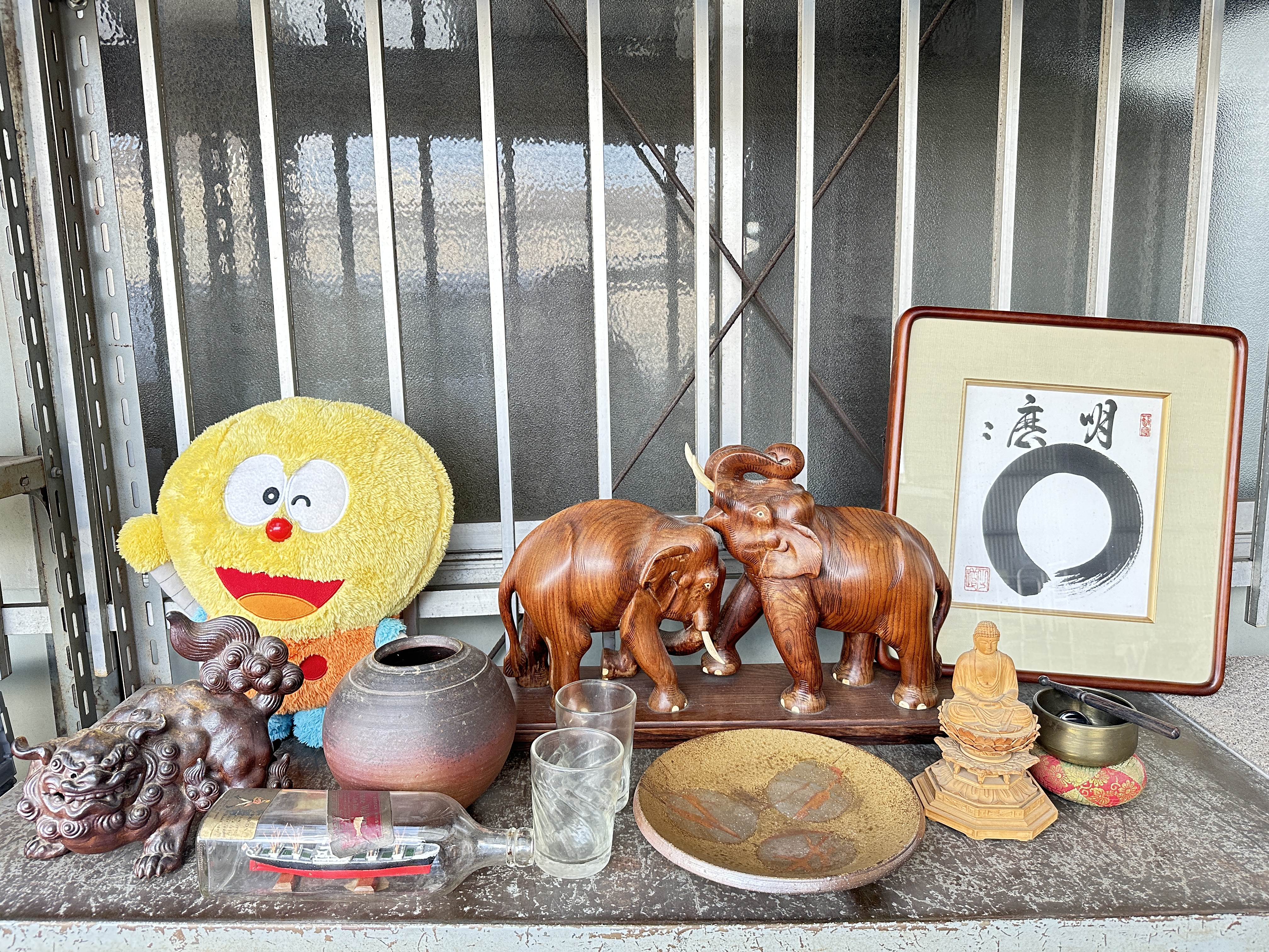 骨董品買取事例：木彫りの象、仏像、掛け軸、陶器などの古い品々を倉庫