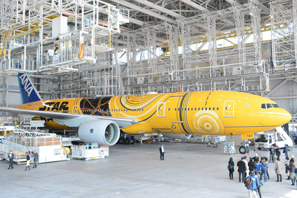ANA、「C-3PO ANA JET」を羽田空港でお披露目 初便搭乗者のうち1名に