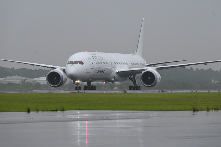 成田に飛来した謎の“白装束”787-10、その正体は？ 機内潜入レポート