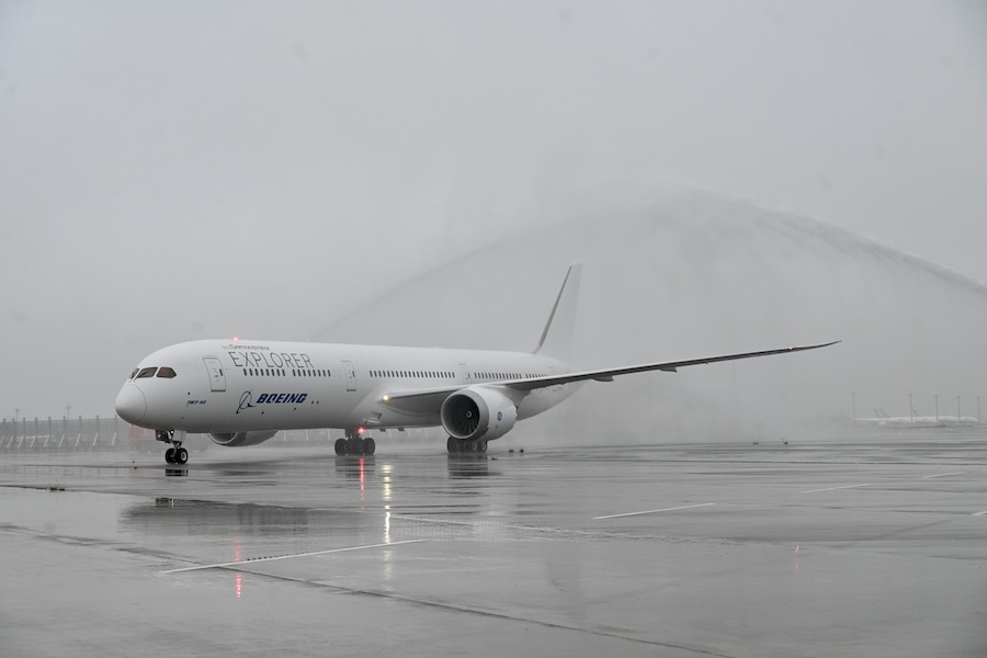 成田に飛来した謎の“白装束”787-10、その正体は？ 機内潜入レポート