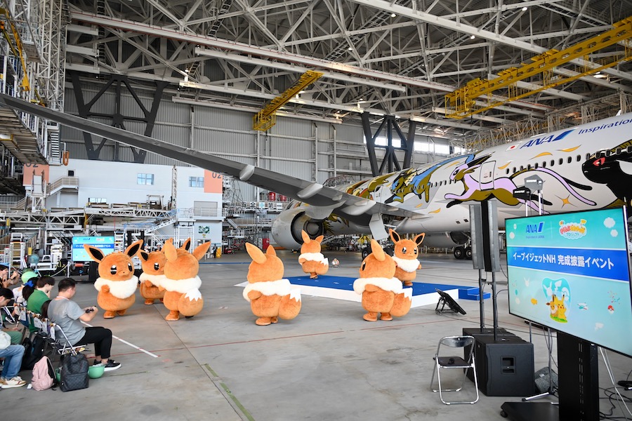 ANA、777-300ER「イーブイジェットNH」公開 格納庫でポケモンがダンス