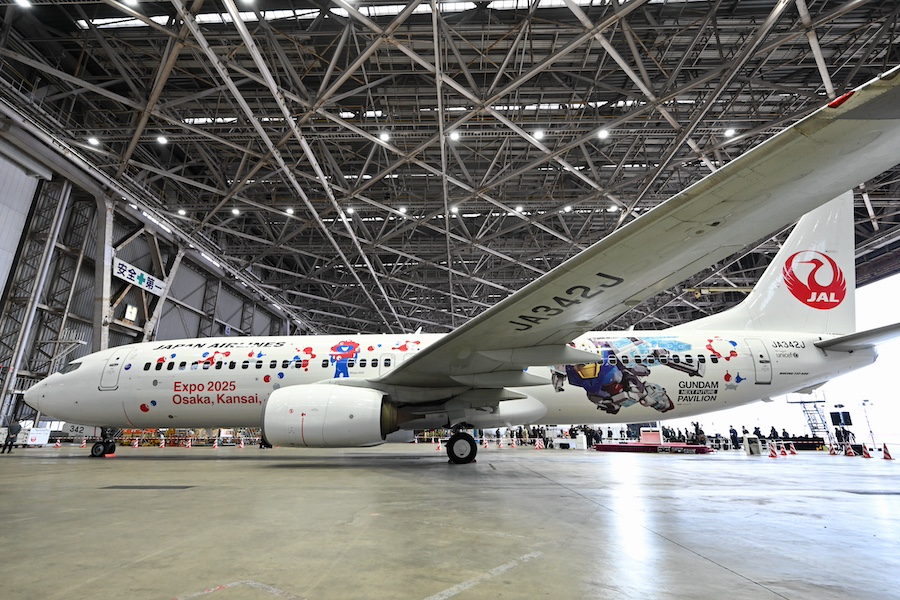 JAL Unveils Specially Painted 737 'JAL Gundam JET' for Domestic